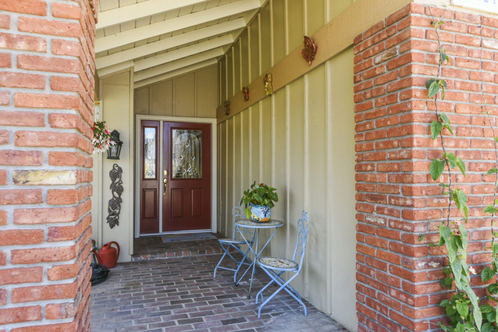 Welcome to your new beach close, SINGLE STORY, interior tract home in this quiet and established Huntington View neighborhood. If the meticulously maintained curb appeal of the front of this home doesn’t win you over, come on in.