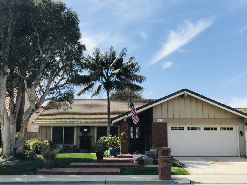 Welcome to your new beach close, SINGLE STORY, interior tract home in this quiet and established Huntington View neighborhood. If the meticulously maintained curb appeal of the front of this home doesn’t win you over, come on in.