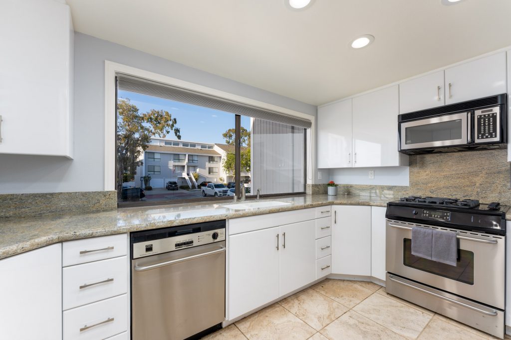 10 Odyssey Court, Newport Beach is a nicely upgraded 2 bed, 2.5 bath condo with panoramic ocean views from the Newport Pier to Catalina to Palos Verdes!