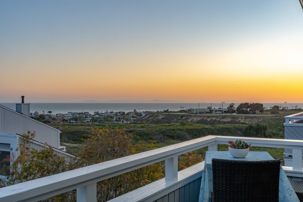 10 Odyssey Court, Newport Beach is a nicely upgraded 2 bed, 2.5 bath condo with panoramic ocean views from the Newport Pier to Catalina to Palos Verdes!