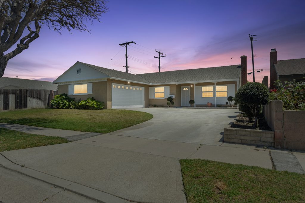 8392 Amsterdam Drive, Huntington Beach is a lovely Single Story, 3 Bed, 2 Bath home on a 6,000 square foot lot in the Dutch Haven community!