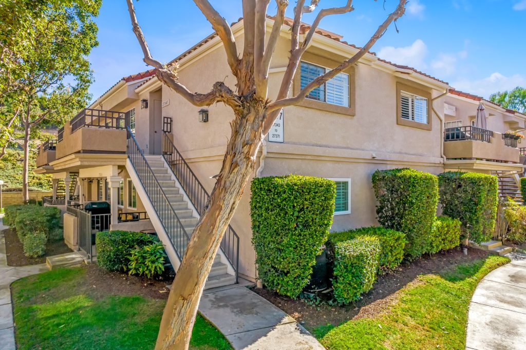 27345 Ryan Drive, Laguna Niguel is a beautiful 2 bed,  1 bathroom Penthouse Condo in the private and gated community of Village Niguel Terrance!