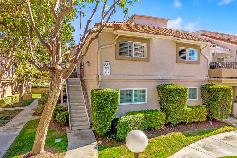 27345 Ryan Drive, Laguna Niguel is a beautiful 2 bed,  1 bathroom Penthouse Condo in the private and gated community of Village Niguel Terrance!