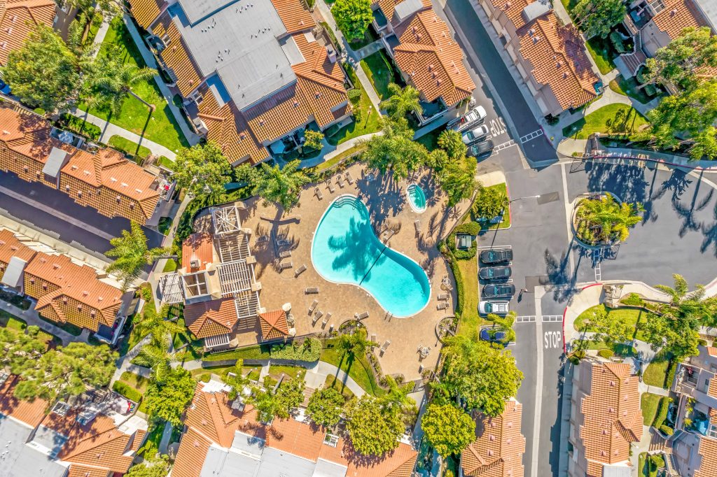 27345 Ryan Drive, Laguna Niguel is a beautiful 2 bed,  1 bathroom Penthouse Condo in the private and gated community of Village Niguel Terrance!