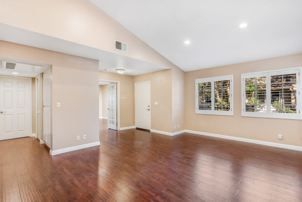 27345 Ryan Drive, Laguna Niguel is a beautiful 2 bed,  1 bathroom Penthouse Condo in the private and gated community of Village Niguel Terrance!