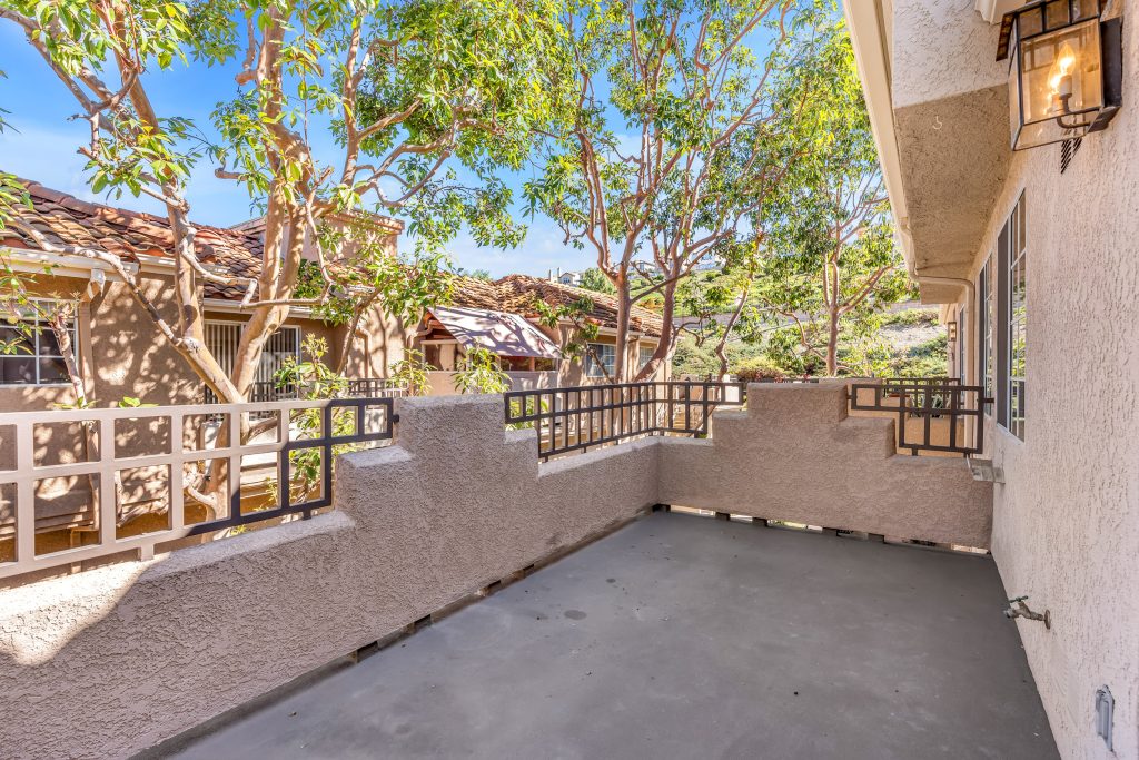 27345 Ryan Drive, Laguna Niguel is a beautiful 2 bed,  1 bathroom Penthouse Condo in the private and gated community of Village Niguel Terrance!