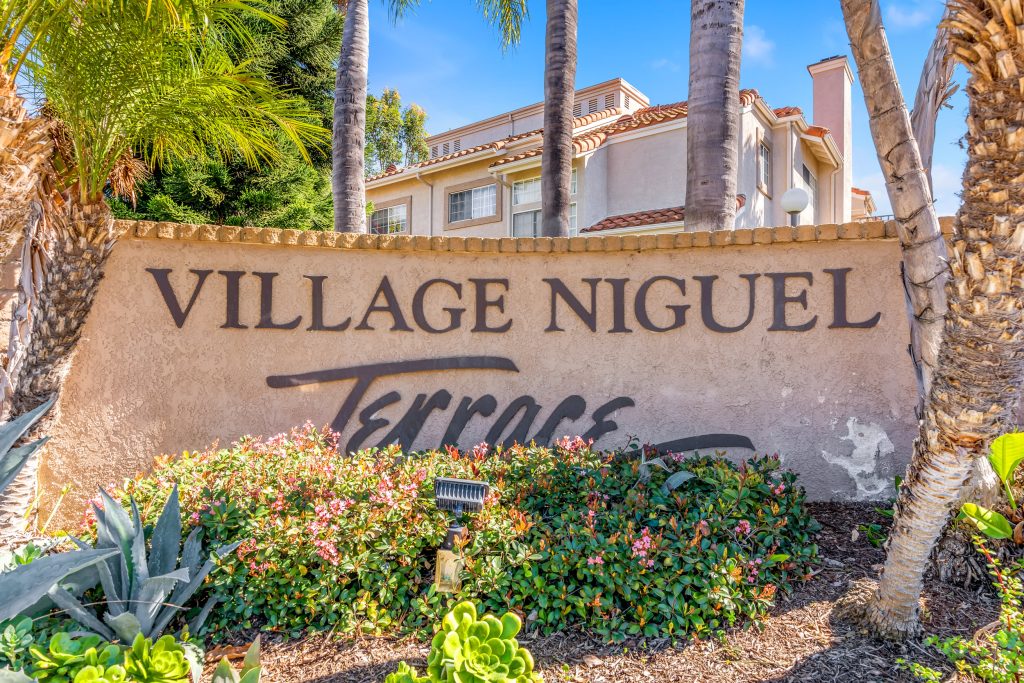 27345 Ryan Drive, Laguna Niguel is a beautiful 2 bed,  1 bathroom Penthouse Condo in the private and gated community of Village Niguel Terrance!