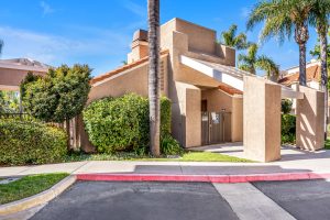 27345 Ryan Drive, Laguna Niguel is a beautiful 2 bed,  1 bathroom Penthouse Condo in the private and gated community of Village Niguel Terrance!