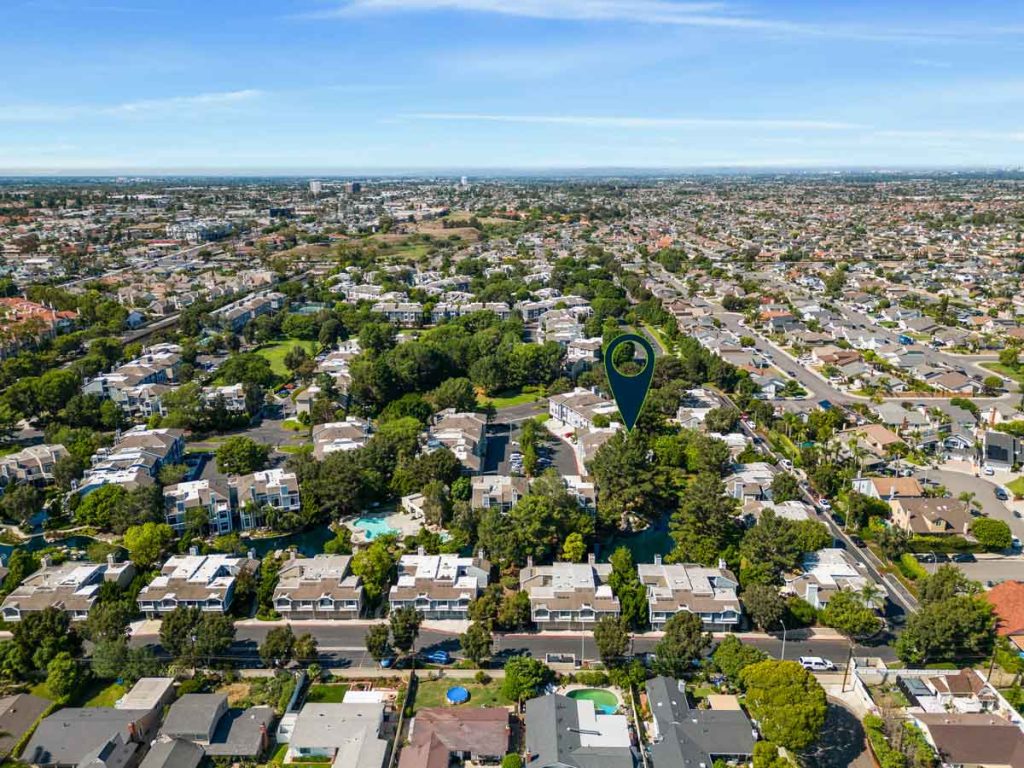 aerial view with arrow pointing to 20332 Tidepool Circle #203