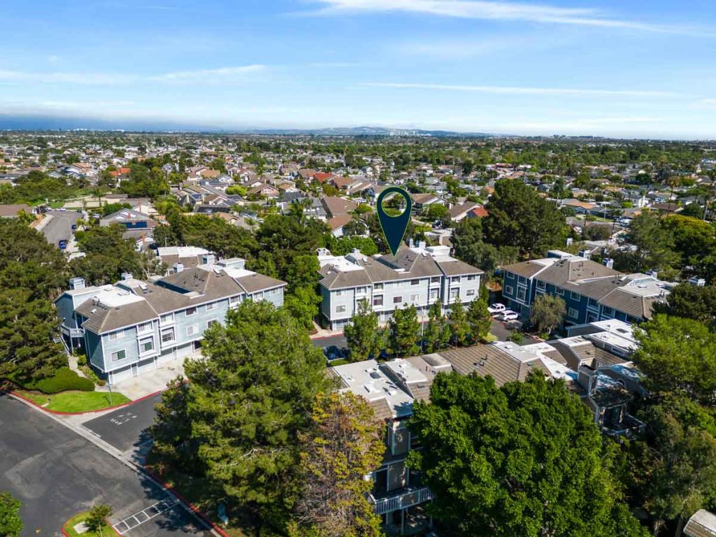 aerial view with arrow pointing to 20332 Tidepool Circle #203