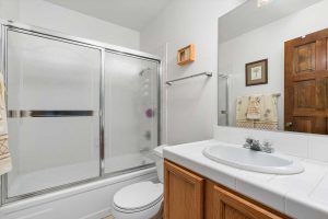 full bathroom at 35970 Lindera Ct, Rancho Mirage