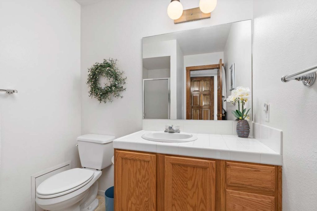 full bathroom at 35970 Lindera Ct, Rancho Mirage
