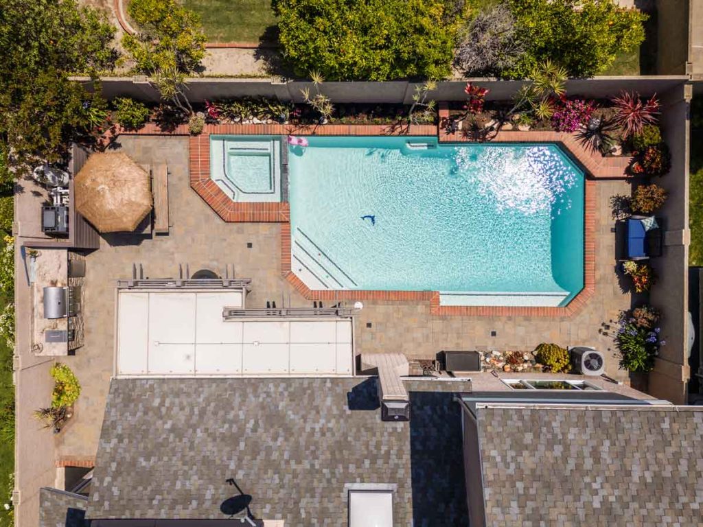 birdseye view of backyard with a pool and spa