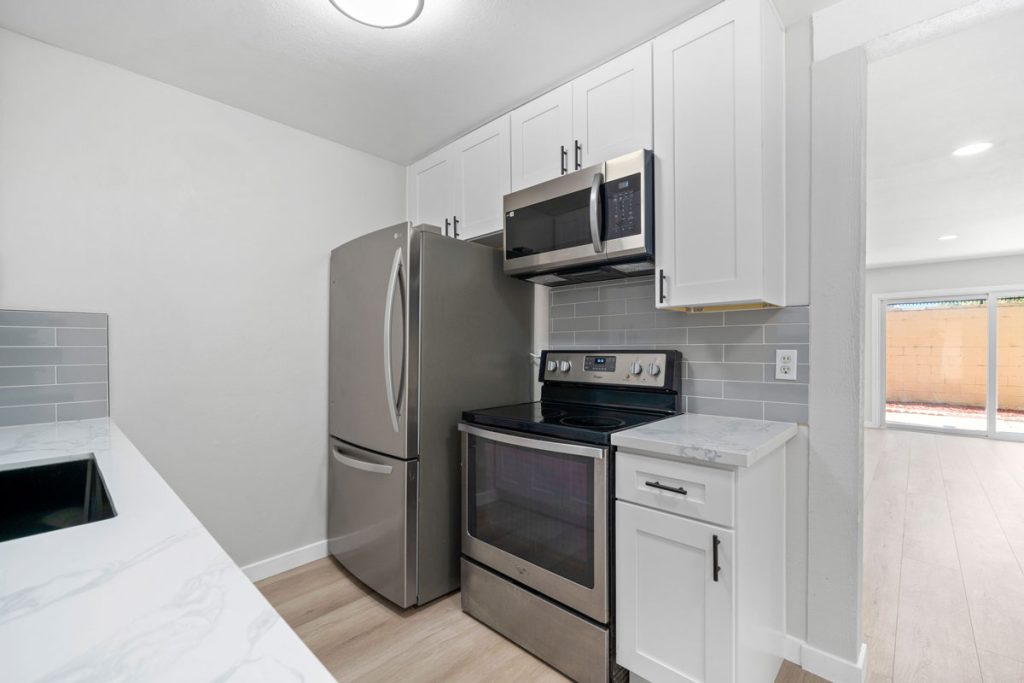 kitchen showing range, microwave and fridge