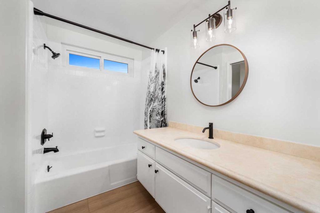 bathroom showing sink and bath/shower combo