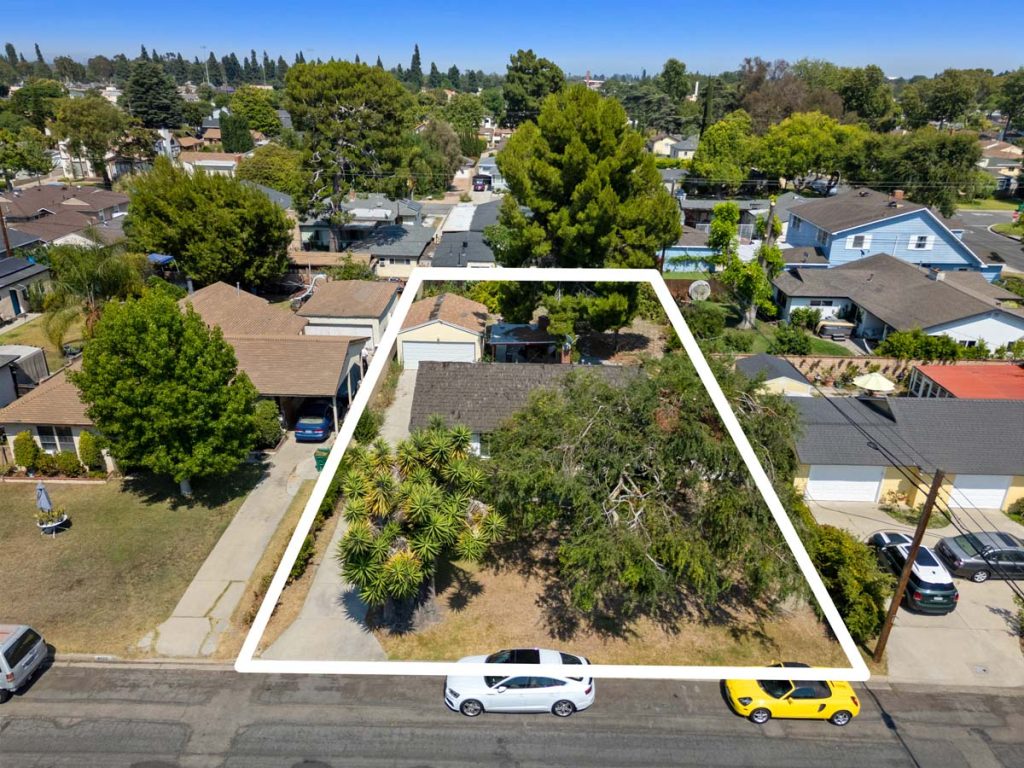 aerial view of home for sale in long beach showing an outline of property line